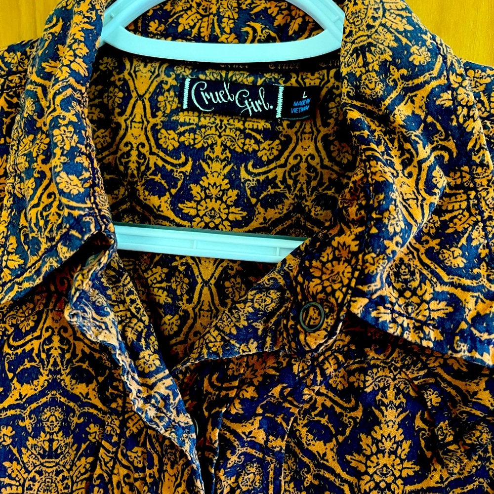 Cruel girl rodeo shirt Large. Snap up the front and sleeves.